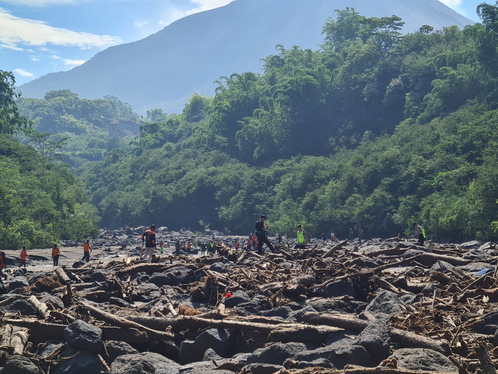 PROSES PENCARIAN: Tim SAR gabungan berupaya mencari korban yang dilaporkan hilang saat banjir lahar di Sungai Senowo, Rabu (4/3/2026).