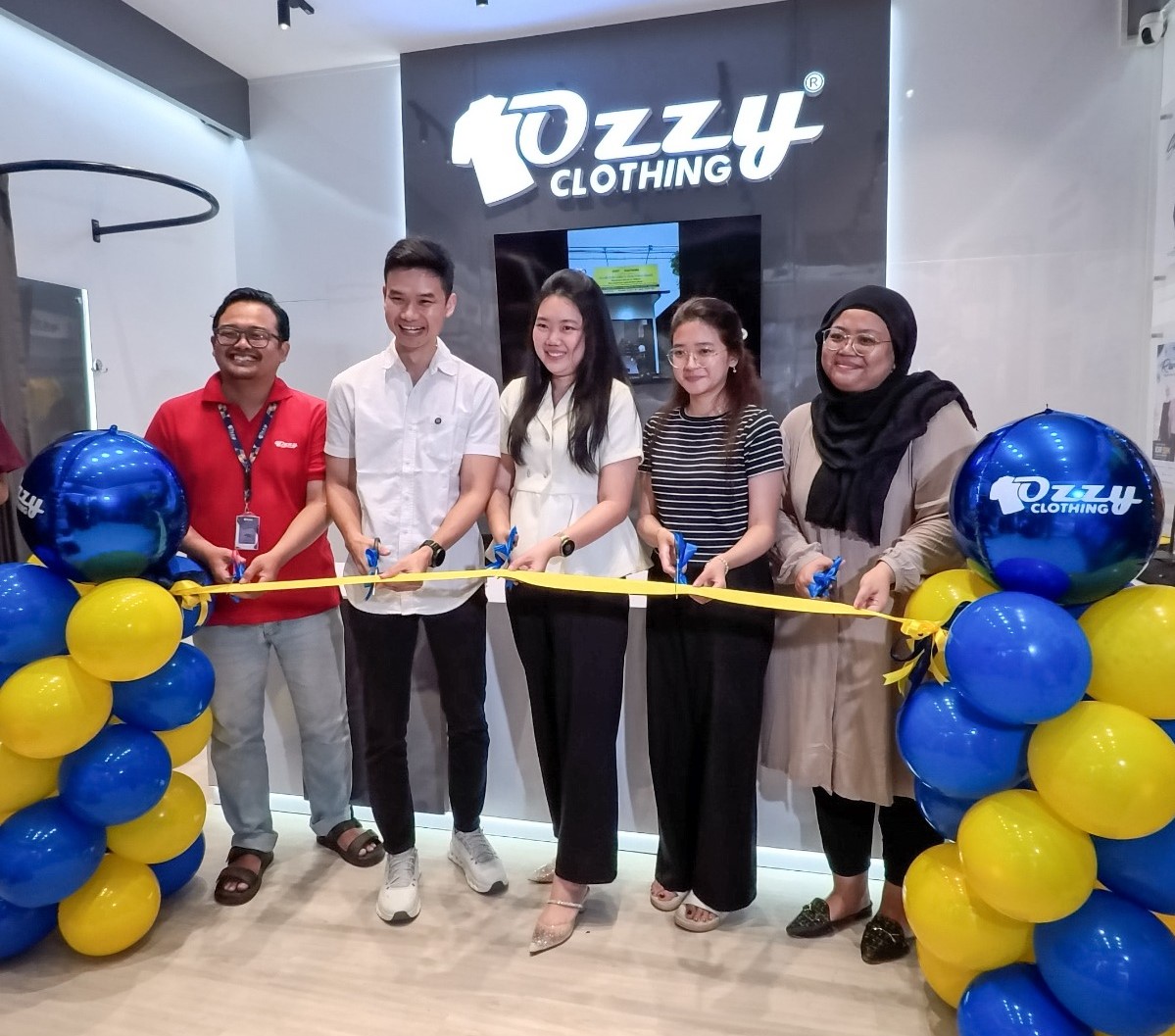 Peresmian Ozzy Clothing: Prosesi potong pita dan sambutan langsung dari Founder sekaligus Direktur Utama Ozzy Clothing, Henry Kurniawan.