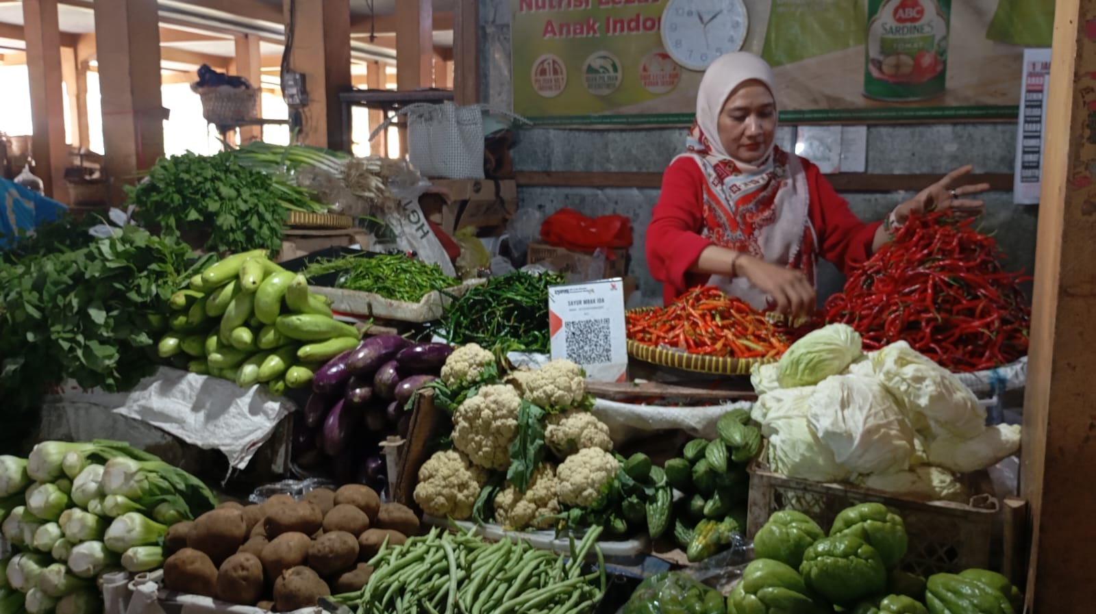 MEROKET : Pedagang sayuran di Pasar Beringharjo saat menunggu dagangannya. Harga komoditas cabai meroket menjadi Rp 95 ribu pada Rabu (4/3/2026).&nbsp;