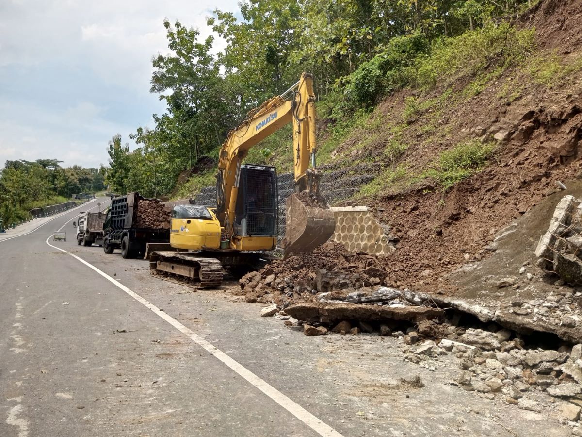 BPBD Gunungkidul mengerahkan satu alat berat dan dua dam truk untuk mempercepat mengevakuasi material longsor dari area jalan.