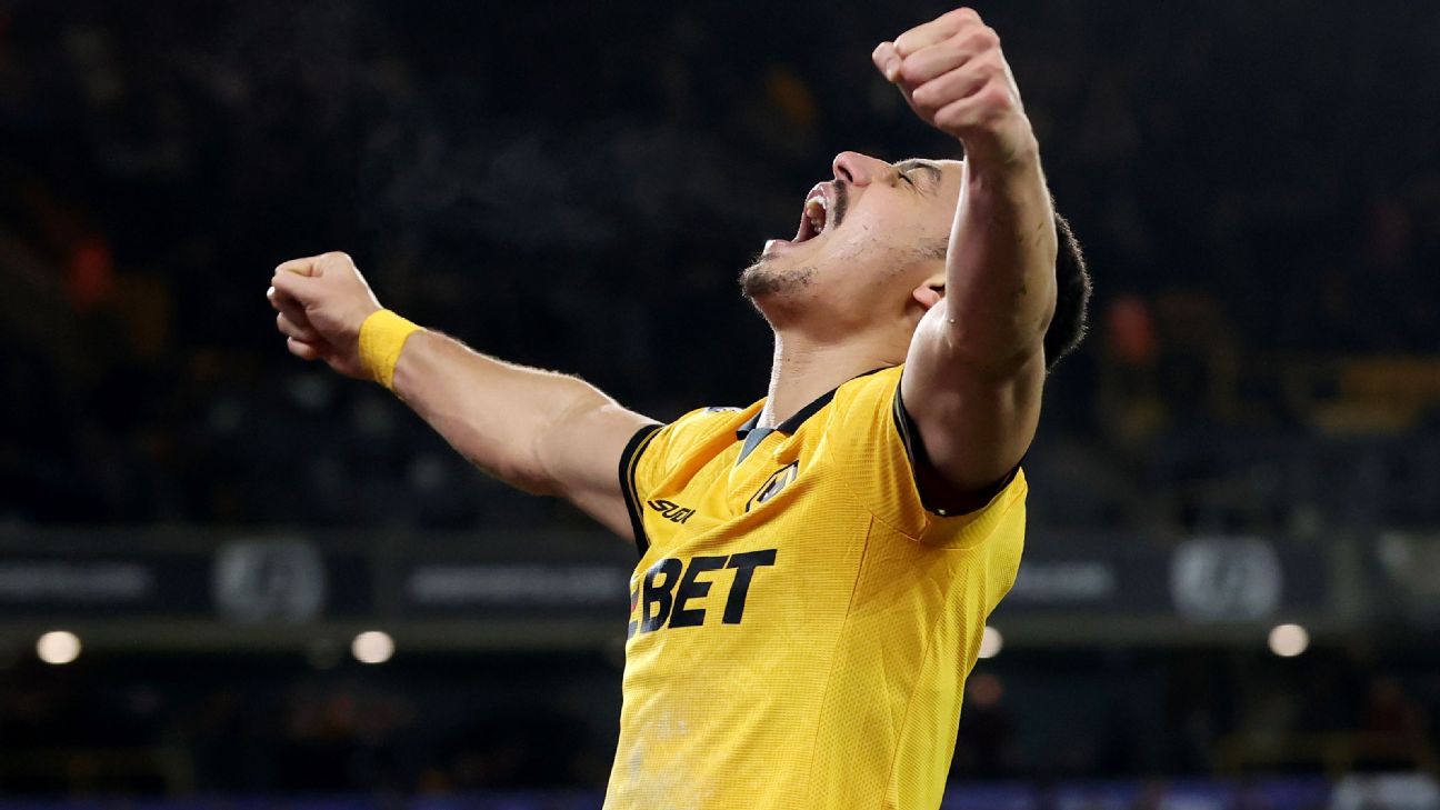 Selebrasi pemain Wolves, Andre setelah mencetak gol kemenangan melawan Liverpool di Molineux