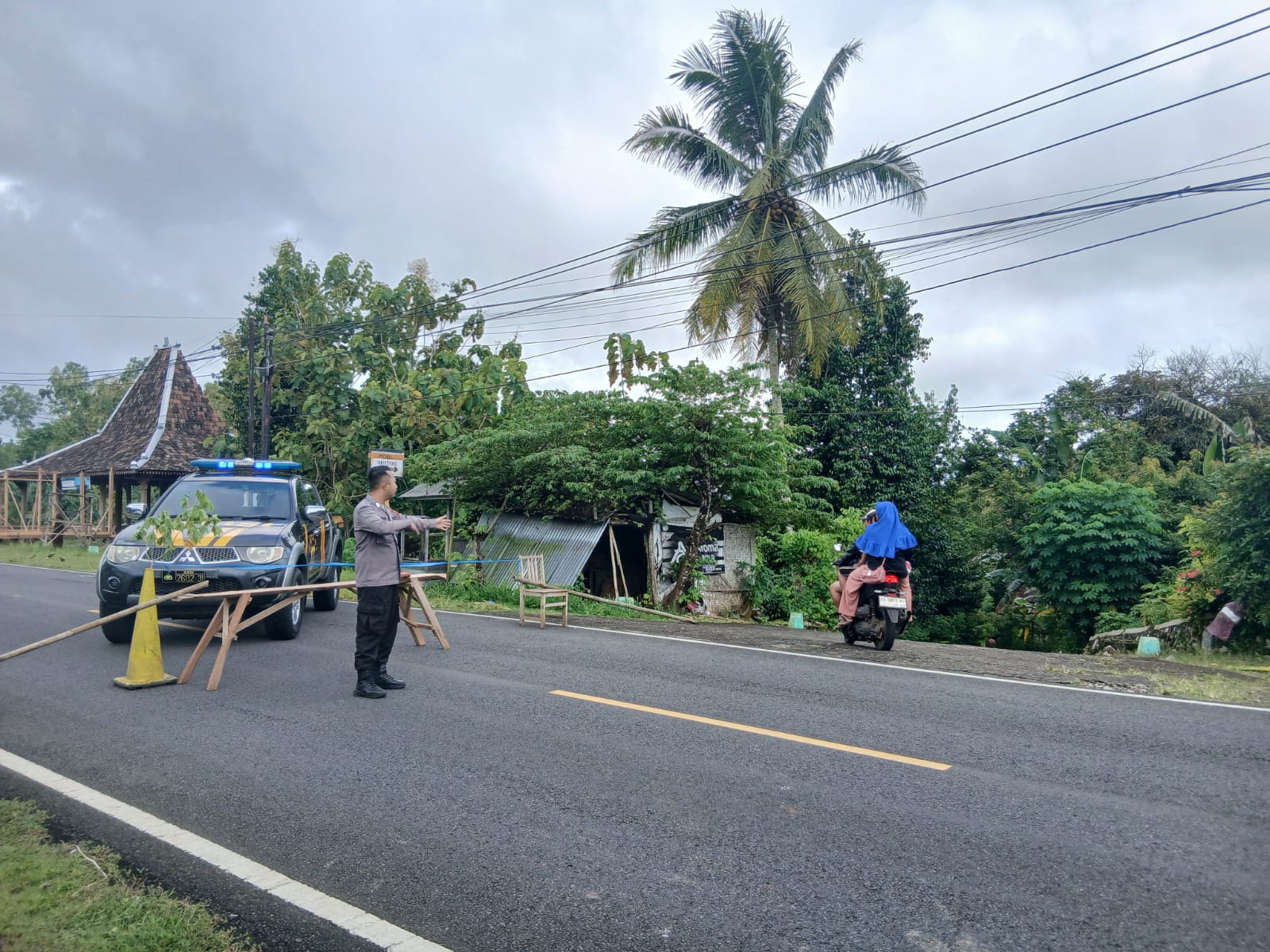 Personel Polsek Saptosari sedang melakukan pengaman di area lokasi kejadian.