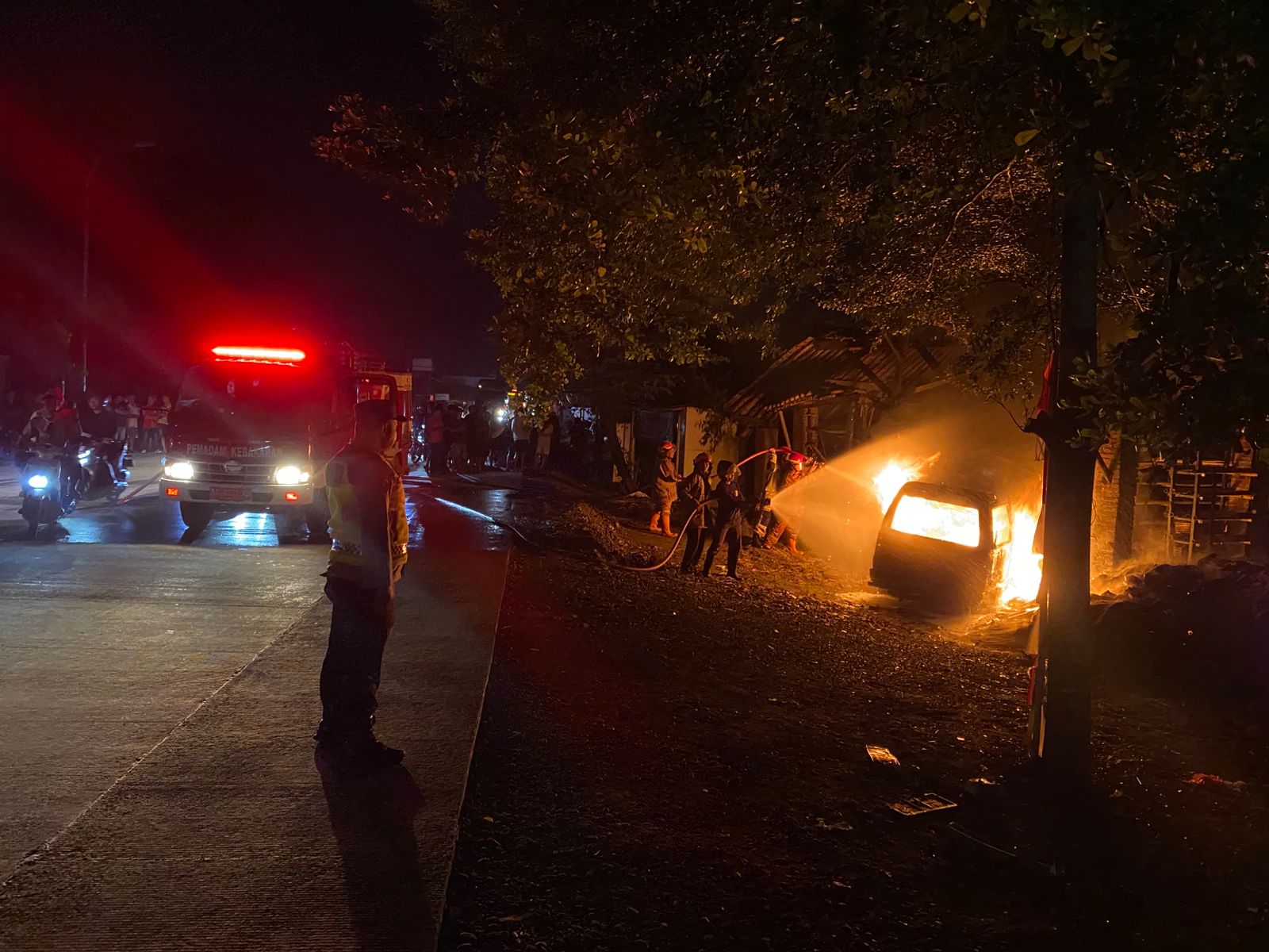 Sebuah mobil pengangkut pertalite terbakar di Jalan Nasional III, tepatnya di Desa Jabres, Kecamatan Sruweng pada Rabu (4/3) malam. (Dokumentasi Polres Kebumen)