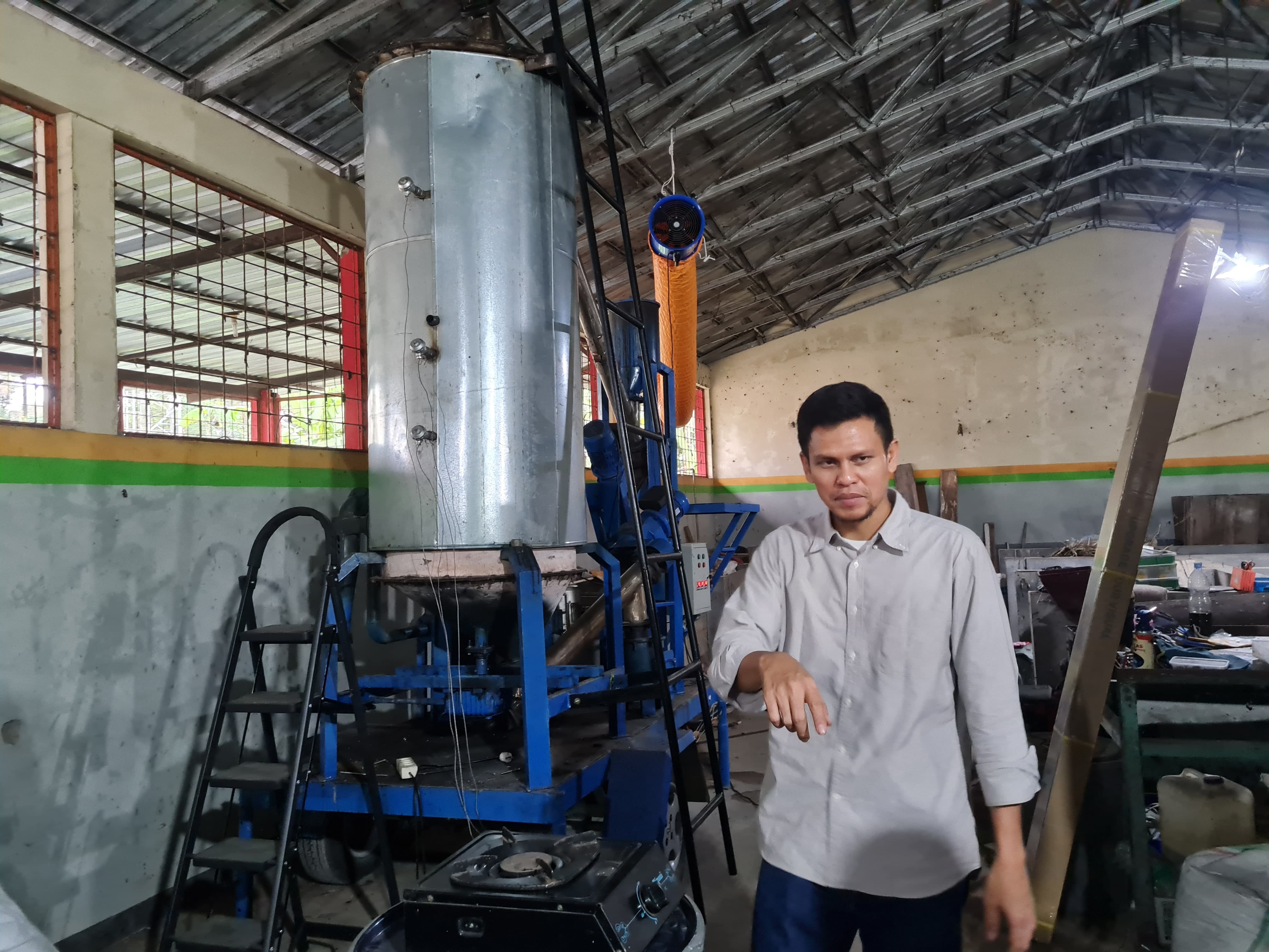 Dosen Untidar membuat sebuah mesin reaktor untuk mengubah sampah menjadi gas dan listrik di TPS3R Rusunawa Potrobangsan.  Inovasi Dosen Untidar Sulap Sampah Daun Jadi Gas dan Listrik lewat Teknologi G
