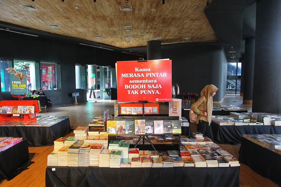 Pengunjung mengamati berbagai buku yang dipamerkan dalam pameran buku di GIK UGM, Sleman, Kamis (5/3/2026). 