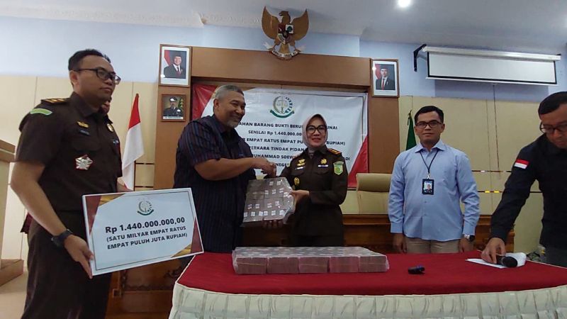 PENYERAHAN: Kepala Kejaksaan Negeri Kulon Progo menyerahkan kerugian negara berbentuk uang tunai.&nbsp;