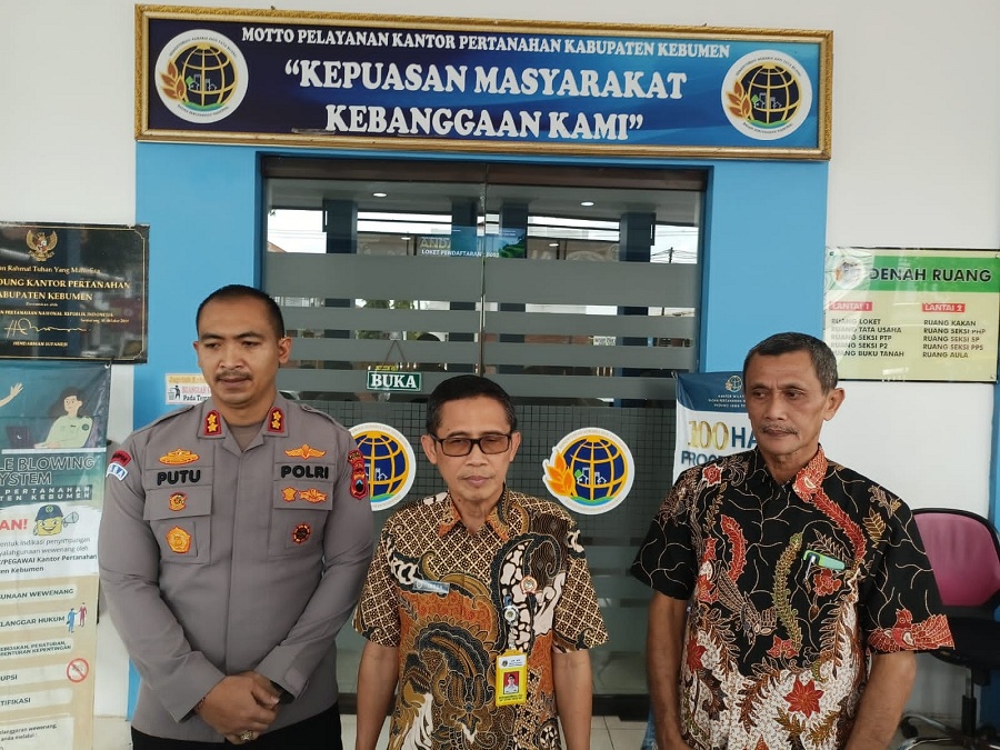 PEJABAT TERAS : Kapolres Kebumen AKBP I Putu Bagus Krisna Purnama didampingi Kepala Kantor Petanahan (BPN) Kebumen Mokhamad Imron dan Kepala Desa Kutosari Muhammad Fadlan memberkan keterangan pers ter