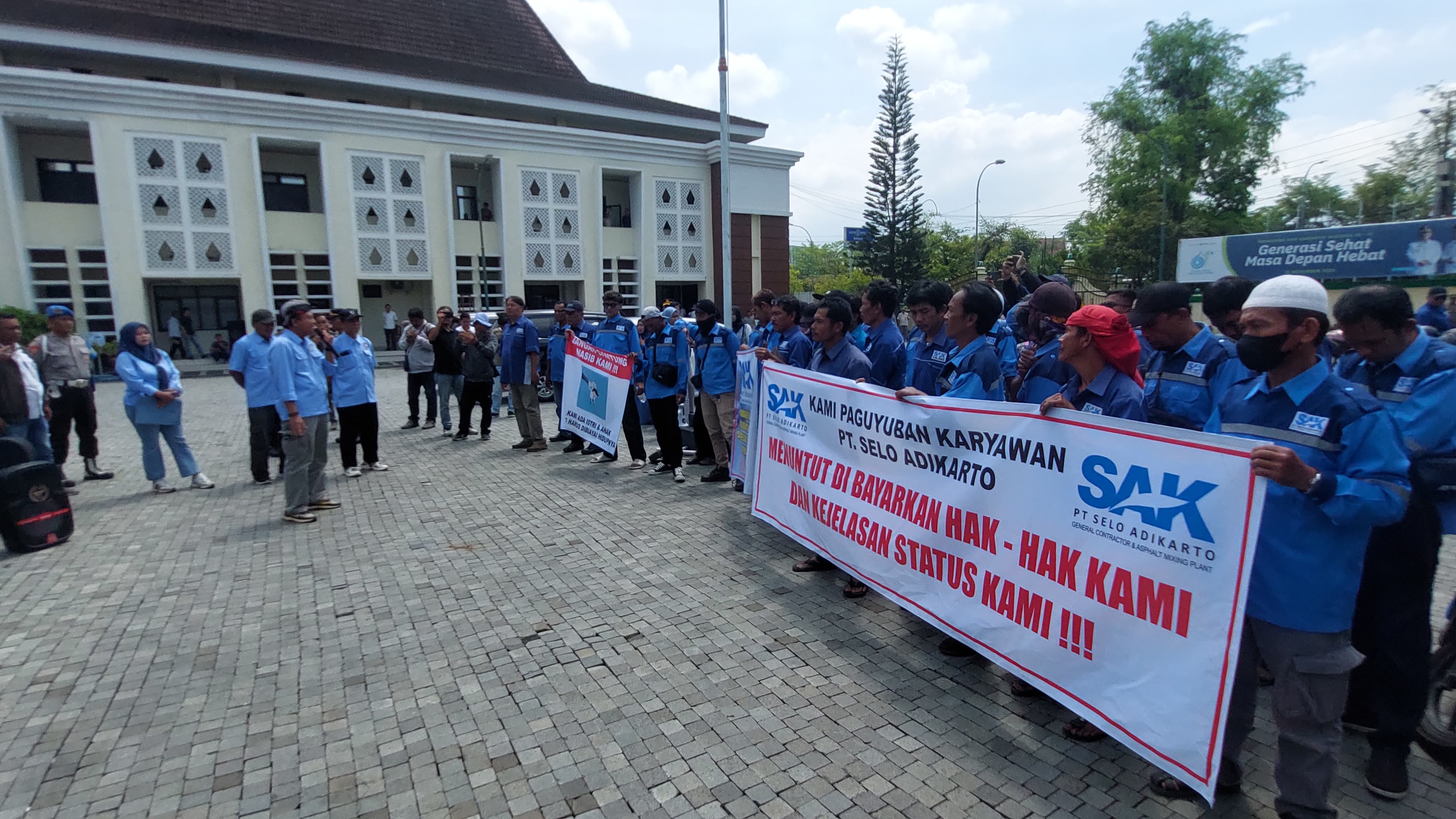 DEMO: Karyawan PT. SAK menuntut kepastian  usai perusahaan dibekukan.