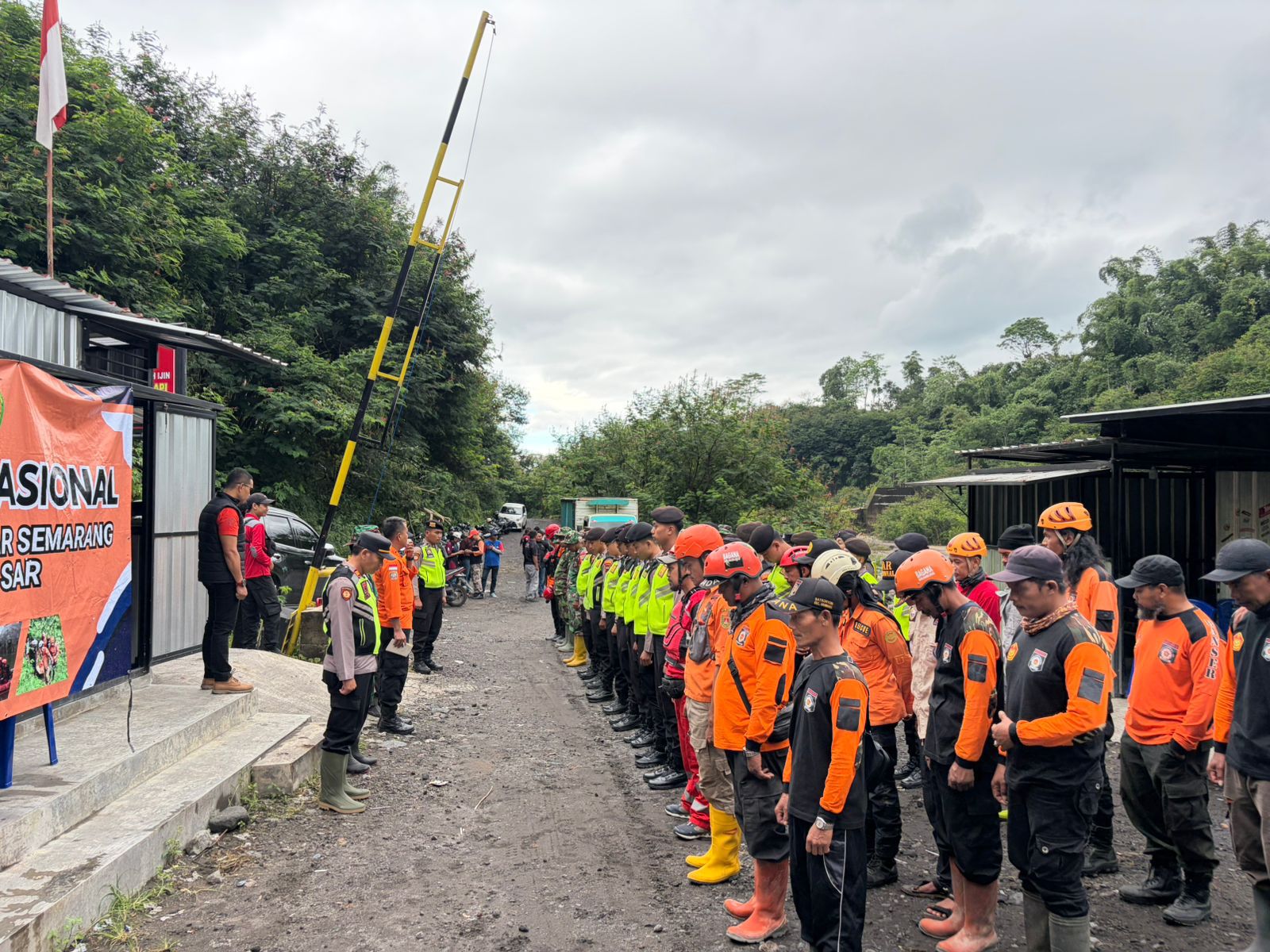 PROSES PENCARIAN: Tim SAR gabungan masih terus berupaya mencari dua warga yang hilang terseret banjir lahar hujan di aliran Sungai Senowo, Kamis (5/3/2026). 