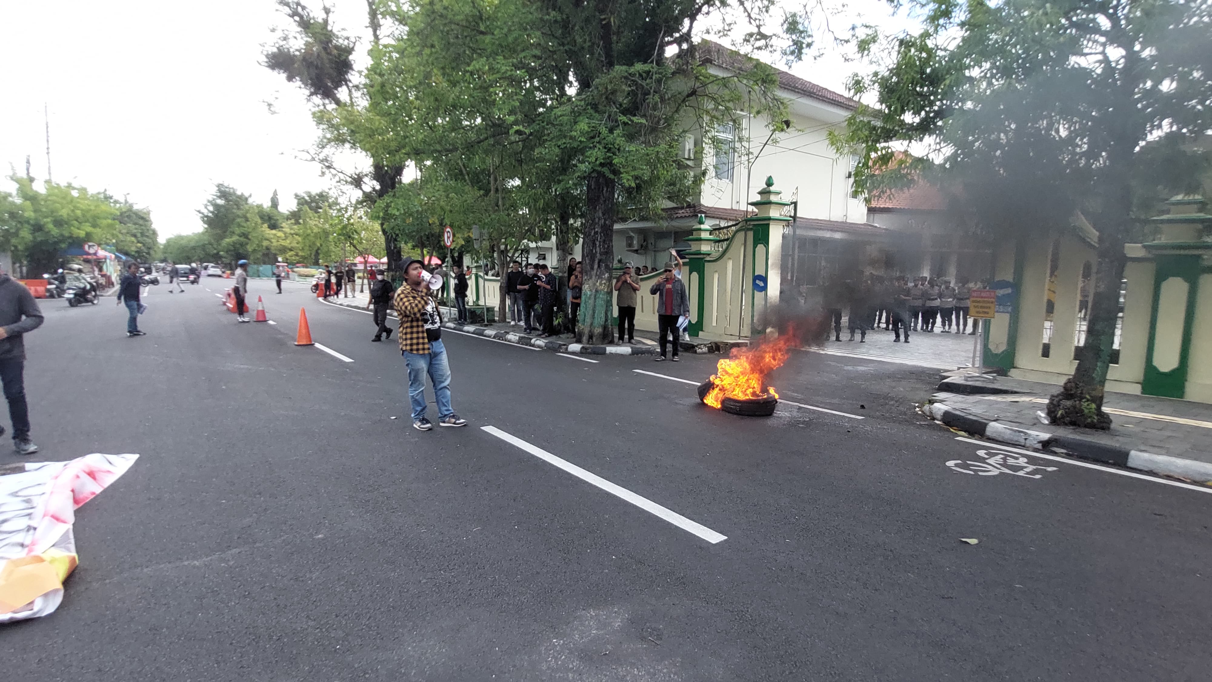 DEMO: Massa demo yang hanya tiga orang membakar ban di depan Kompleks Pemkab Kulon Progo.