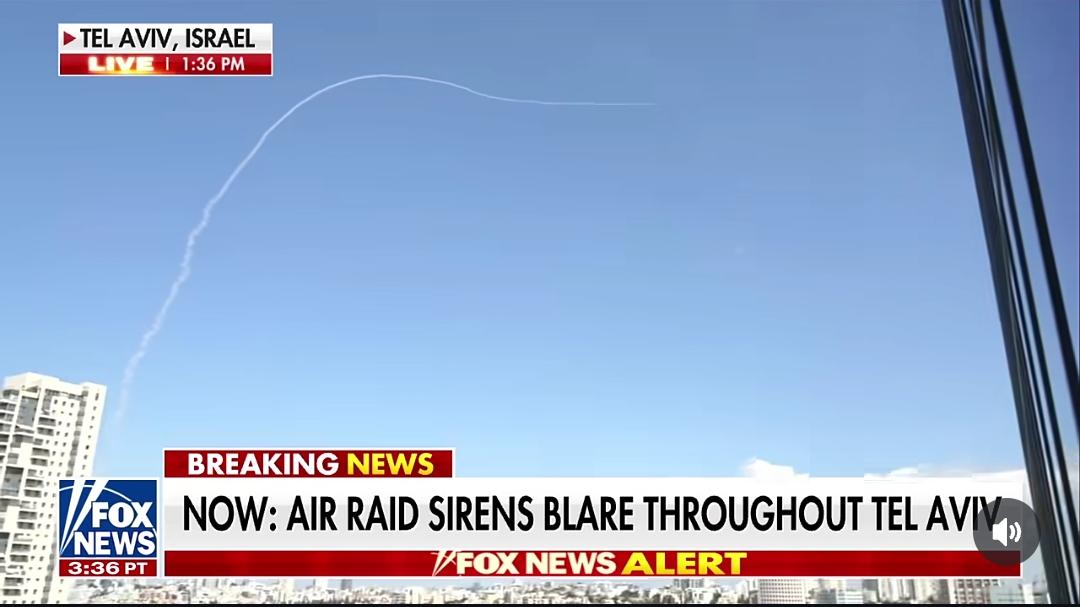 Tangkapan layar siaran Fox News saat sirine serangan udara terjadi di Tel Aviv, Israel. 