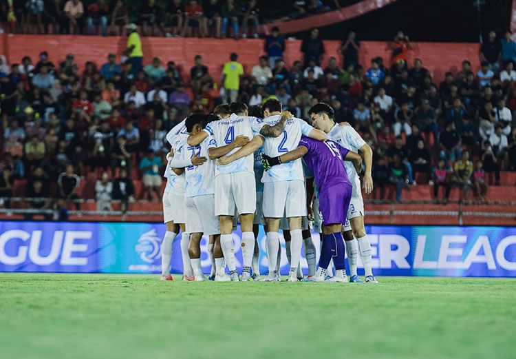 TAHAN IMBANG TUAN RUMAH: Pemain PSIM Jogja berdoa sebelum memulai pertandingan saat menghadapi tuan rumah Semen Padang FC, Rabu (4/3/2026).