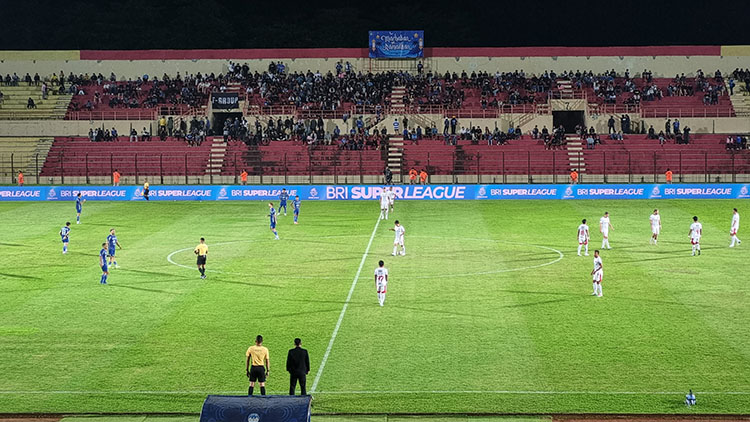 MERASAKAN LANGSUNG: PSIM saat bermain di kandang SSA, Bantul. Atmosfer di SSA menjadikan kesan tersendiri bagi Jop van der Avert. 