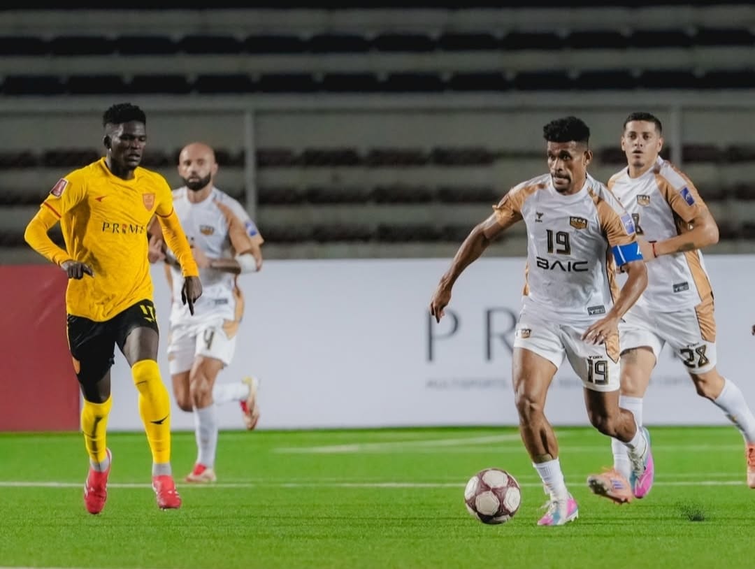 Kapten Dewa United, Ricky Kambuaya saat mengolah bola dalam pertandingan kontra Manila Digger FC di Rizal Memorial Stadium pada leg pertama babak perempat final AFC Challenge League, Kamis (5/3)