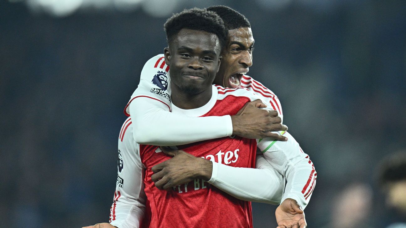Selebrasi Bukayo Saka setelah mencetak gol kemenangan Arsenal atas Brighton