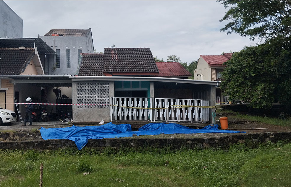 AMBLES: Kondisi tanah yang mengalami pergeseran di perumahan Graha Sedayu Sejahtera, Padukuhan Jambon RT 28, Argosari, Sedayu Kamis (5/3)