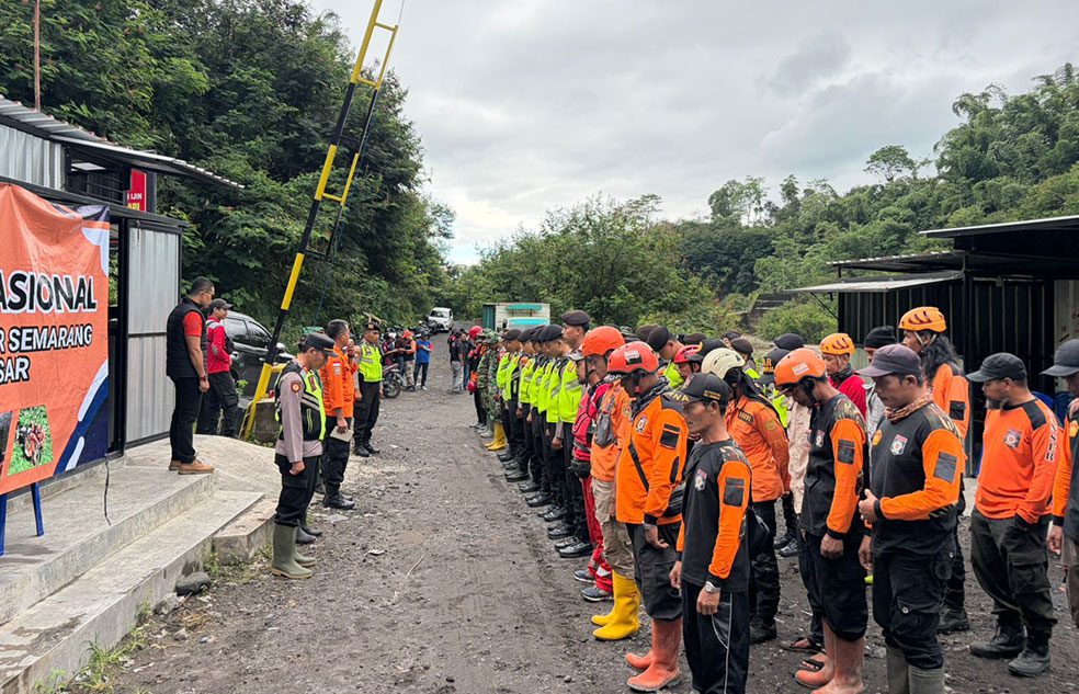 PROSES PENCARIAN: Tim SAR gabungan masih terus berupaya mencari dua warga yang hilang terseret banjir lahar hujan di aliran Sungai Senowo, Kamis (5/3).