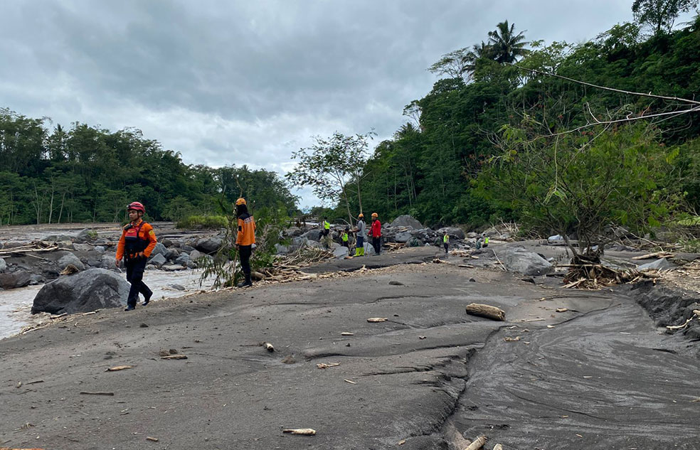 PROSES PENCARIAN: Tim SAR gabungan masih berupaya mencari dua korban yang sebelumnya terbawa banjir lahar hujan di hulu Sungai Senowo.