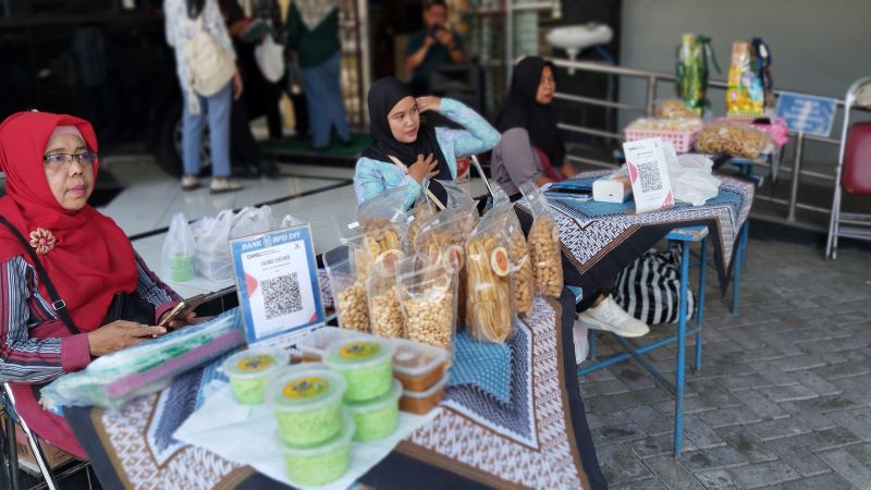 ANTUSIAS: Keluarga penerima manfaat (KPM) dari program keluarga harapan (PKH) sedang menjual berbagai produk di halaman Dinsos Bantul Jumat (6/3).