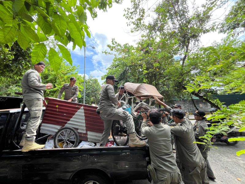 RAZIA: Petugas Satpol PP Kota Jogja saat melakukan penertiban gelandangan dan pengemis (gepeng) di Jalan Batikan, Umbulharjo Kamis (5/3).   