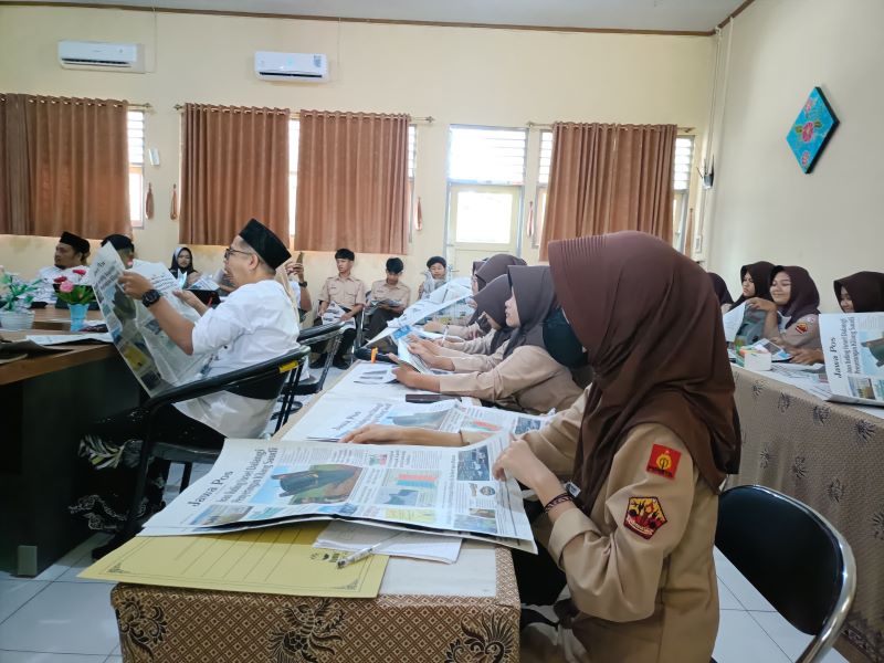 TAMBAH ILMU: Siswa SMAN 1 Klirong Antusias mengikuti agenda amaliyah ramadan yang diisi dengan pelatihan jurnalistik dasar Jumat (6/3).