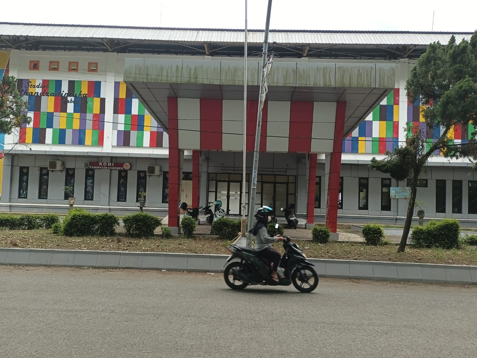 Kondisi lobi depan Stadion Candradmuka. Rencananya stadion terbesar di Kebumen ini bakal disulap menjadi pusat olahraga atau sport center. (M Hafied/Radar Jogja)