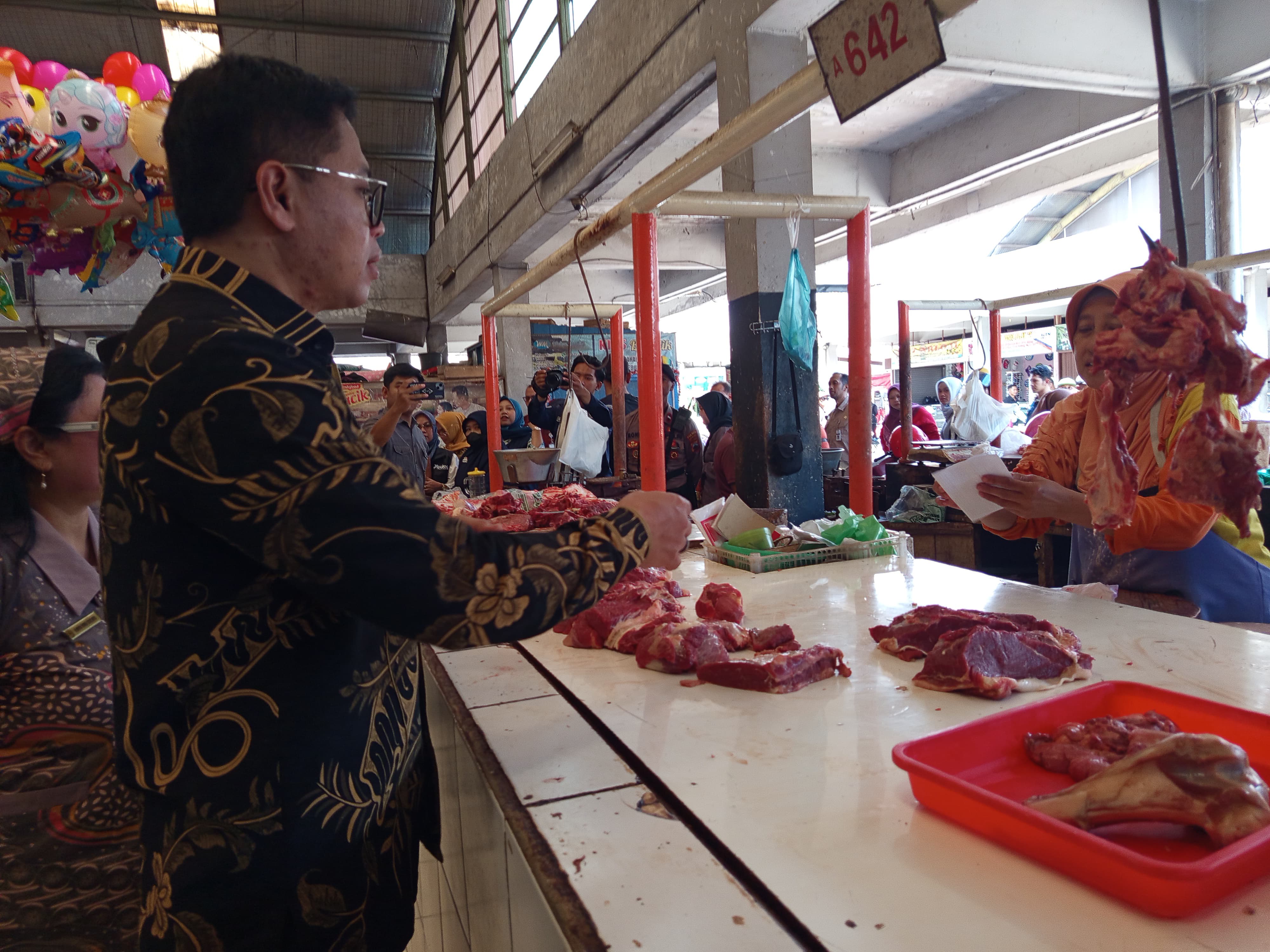 Wali Kota Magelang saat melakukan pengecekan kebutuhan pokok bersama forkopimda di Pasar Rejowinangun, Jumat (6/3).