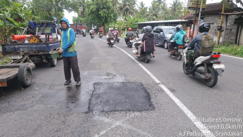 GERAK CEPAT: Jalan berlubang yang sebelumnya ditancapkan pohon pisang sudah diperbaiki oleh Pemprov DIY.  