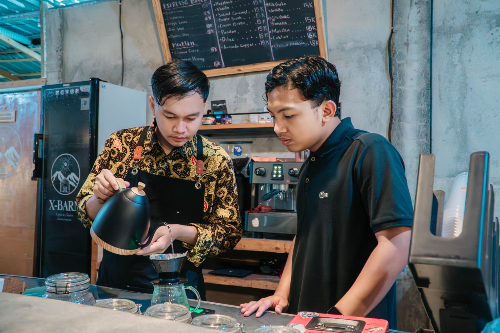 Sejumlah santri mulai mengelola coffee shop di lingkungan pondok sebagai bagian dari sarana pembelajaran.  &nbsp;