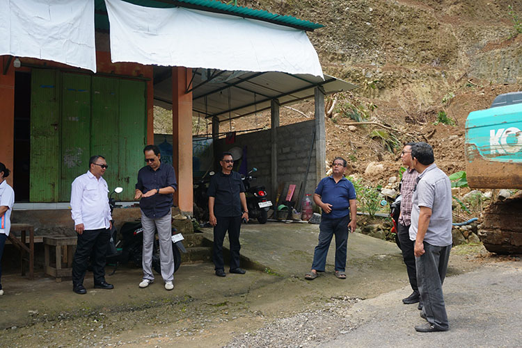 CEK: Anggota Komisi B DPRD DIY saat meninjau lokasi tambang urukan tol di Padukuhan Pantog Kulon, Kalurahan Banjaroyo.&nbsp;