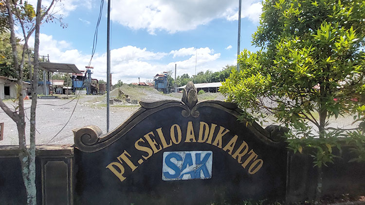 BERHENTI BEROPERASI: Tak ada aktivitas berarti di kantor PT SAK di Kalurahan Donomulyo, Nanggulan, Kulon Progo. Operasional benar-benar terhenti.
