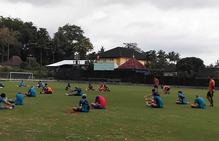 Para pemain PSS Sleman saat menjalani latihan rutin di Lapangan Pakembinangun, Pakem, Sleman, Jumat (6/3).