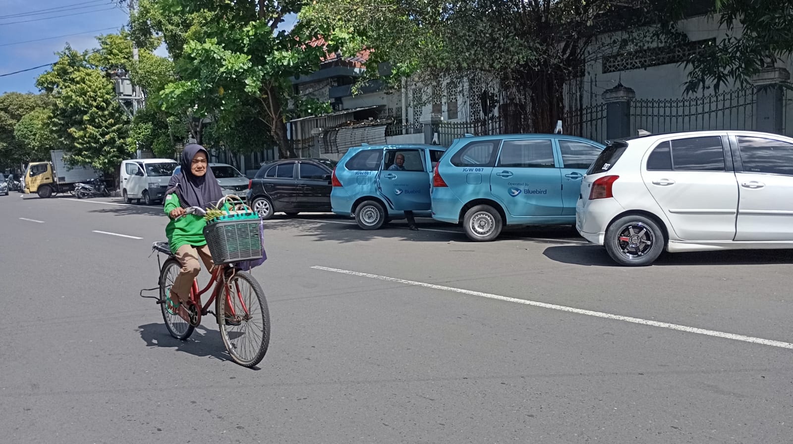 SIAP BERSAING: Mobil taksi konvensional saat menunggu penumpang di Stasiun Lempuyangan, Jumat (6/3/2026). Moda transportasi tersebut siap bersaing di momen libur panjang lebaran.