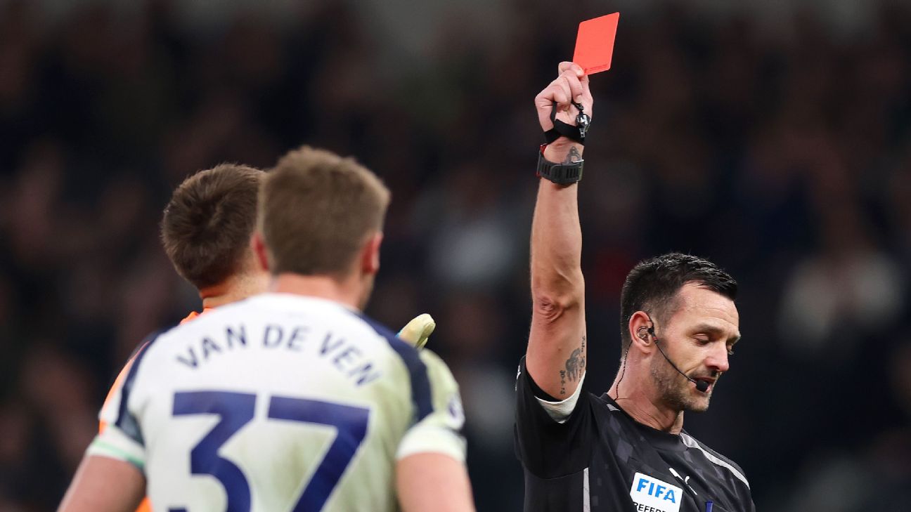 Micky van de Ven diganjar kartu merah dalam kekalahan 1-3 Tottenham Hotspur atas Crystal Palace