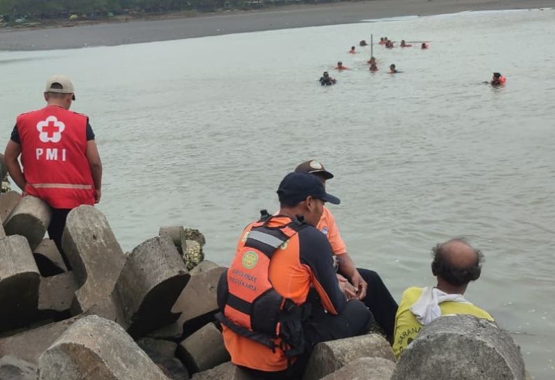 Proses pencarian korban diduga tenggelam di Muara Sungai Serang Glagah, Temon, Kulon Progo, Sabtu (7/3/2026).