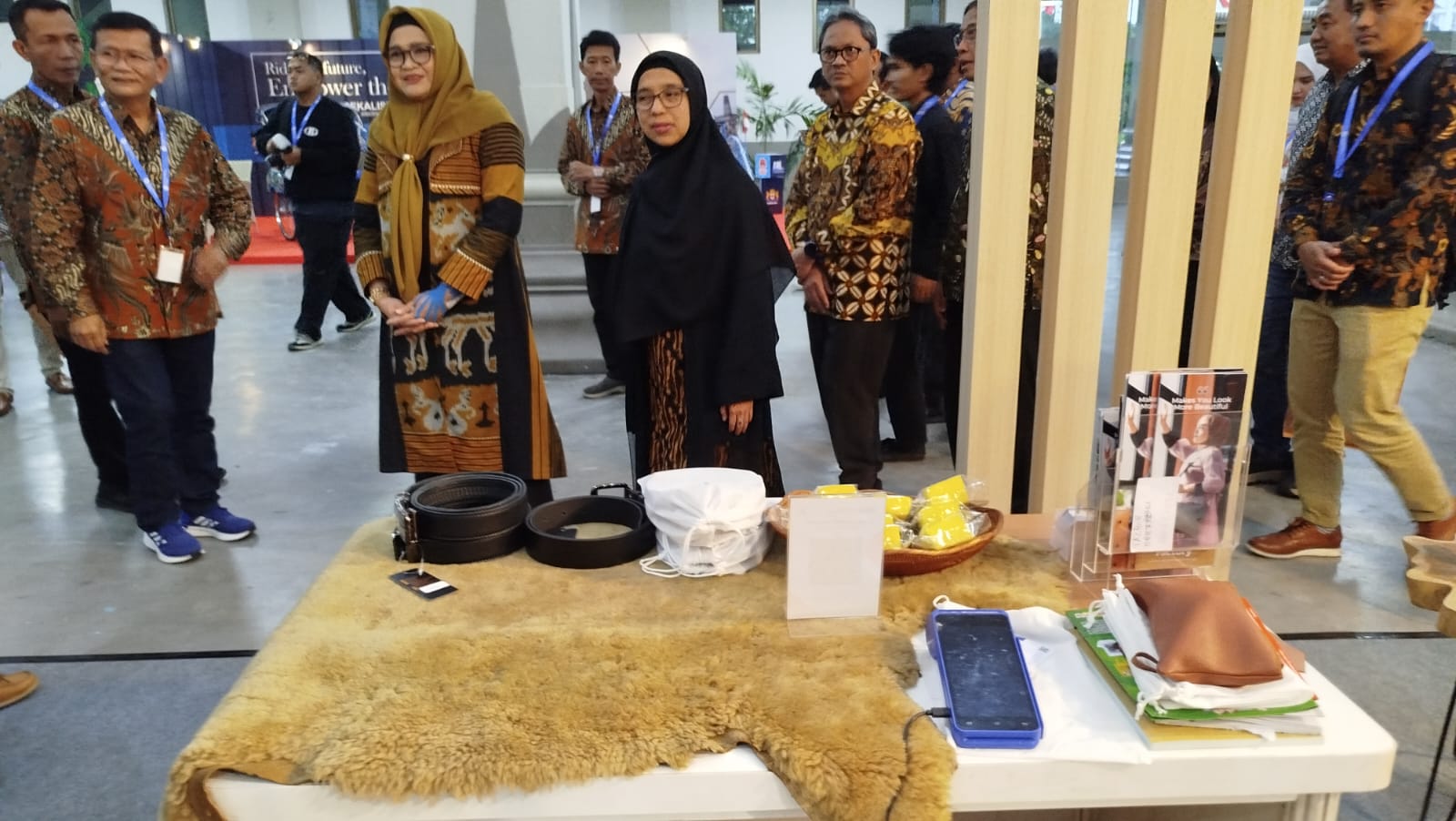 Deputi Bidang Kreativitas, Budaya, dan Desain Ekraf RI, Yuke Sri Rahayu, dan Sekretaris Daerah (Sekda) DIY, Ni Made Dwipanti Indrayanti mengunjungi stand JIFFINA di JEC (7/3/2026).