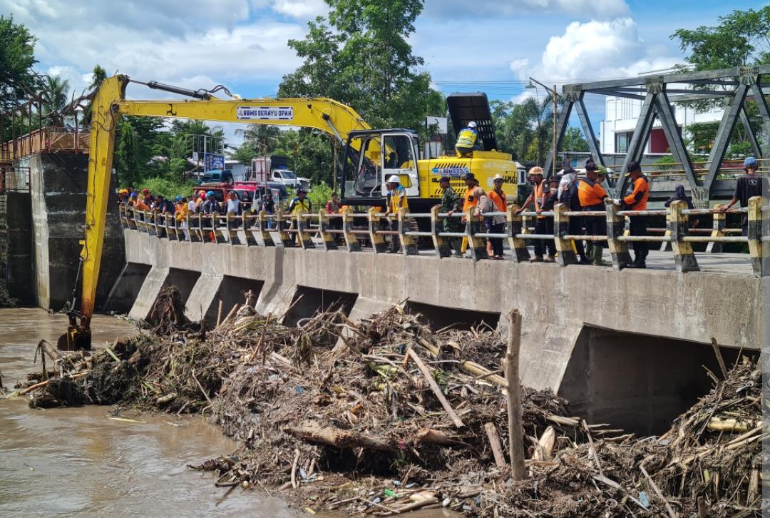 Sejumlah alat berat diturunkan untuk membersihkan sampah dan material lahar yang menumpuk di Sabo Dam Srowol, Sabtu (7/3/2026). 