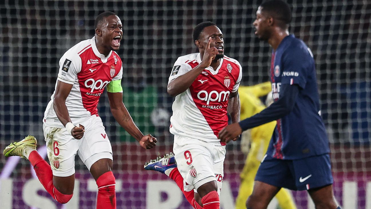 Selebrasi Folarin Balogun (kanan) setelah mencetak gol kemenangan Monaco atas PSG di Parc des Princess