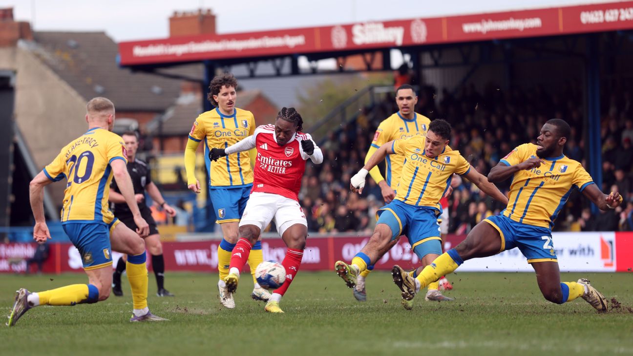 Eberechi Eze melepaskan tembakan keras yang membawa Arsenal ke perempat final FA Cup setelah kemenangan tipis atas Mansfield Town