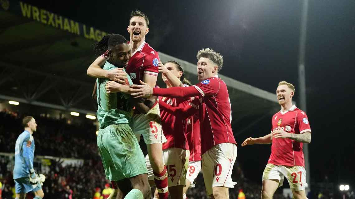 Para pemain Wrexham rayakan kemenangan atas Nottingham Forest untuk menantang Chelsea di putaran kelima FA Cup