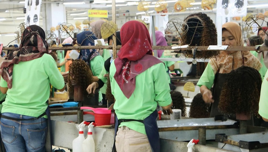 GIAT: Pekerja Pabrik Wig merakit rambut tiruan di workshop.