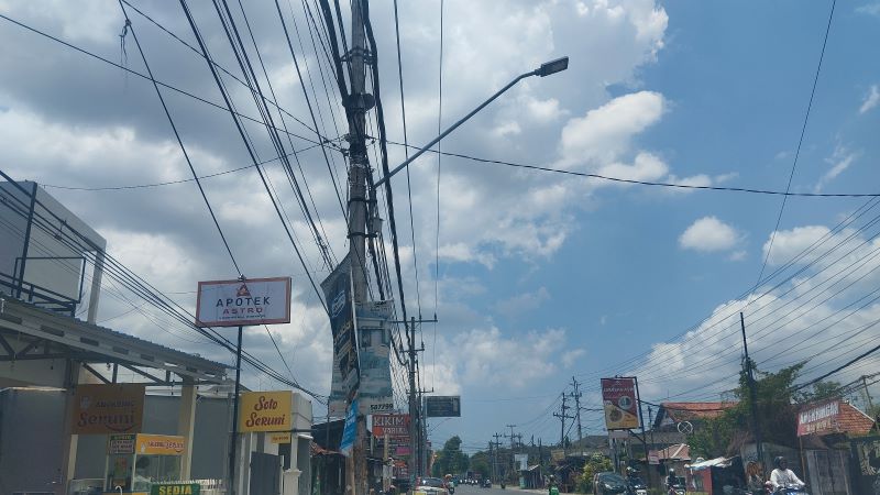 DICEK BERKALA: Lampu penerangan jalan umum (LPJU) yang berada di Jalan Parangtritis masih berfungsi dengan baik.