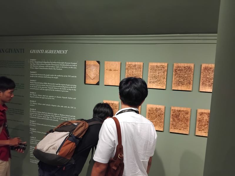 BELAJAR SEJARAH: Para pengunjung saat menikmati pameran Smarabawana di KgD Pagelaran Keraton Jogja Minggu (7/3). 