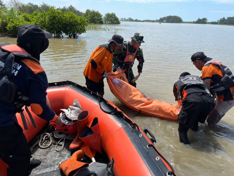 EVAKUASI: Tim SAR gabungan mengevakuasi jasad Muhammad Abdul Fatah, 11, yang sebelumnya dilaporkan hilang di muara Sungai Lukulo.