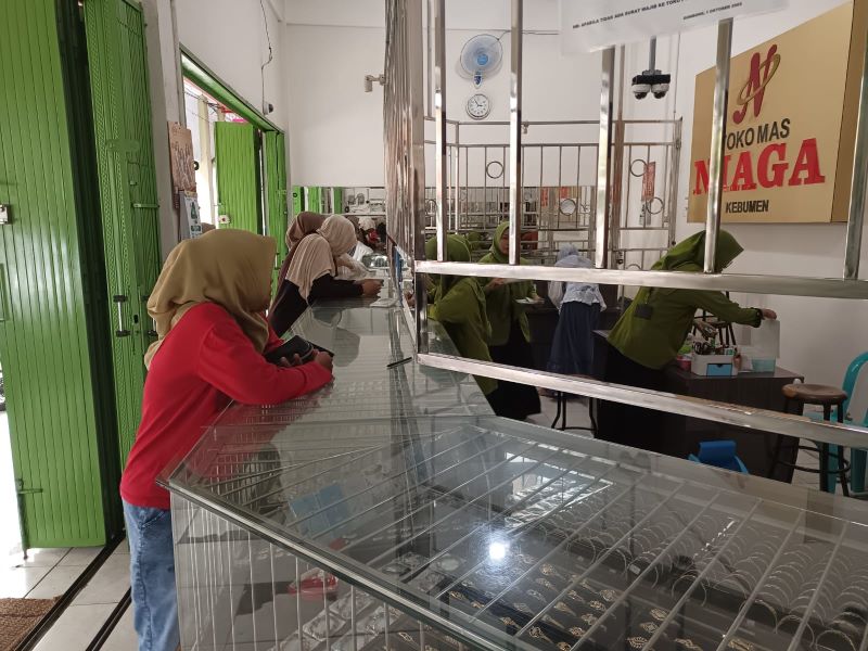 ANTUSIAS: Masyarakat sedang bertransaksi membeli emas di kompleks Pasar Tumenggungan, Kebumen.