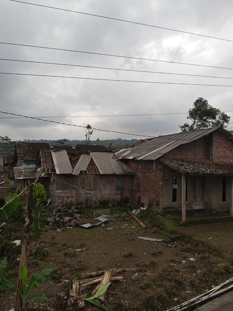 TERDAMPAK: Sejumlah rumah mengalami kerusakan akibat hujan deras disertai angin kencang.
