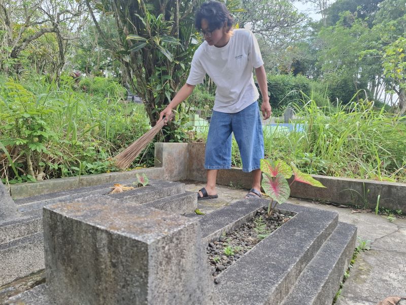 TEKUN: Ponco giat membersihkan makam yang tidak terawat di makam Nglarangan, Kota Magelang, Minggu (8/3).
