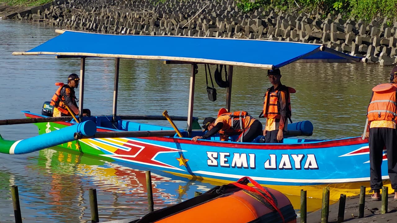 PENYISIRAN: Personel SAR menyisir area muara Sungai Serang Pantai Glagah dengan perahuu. 