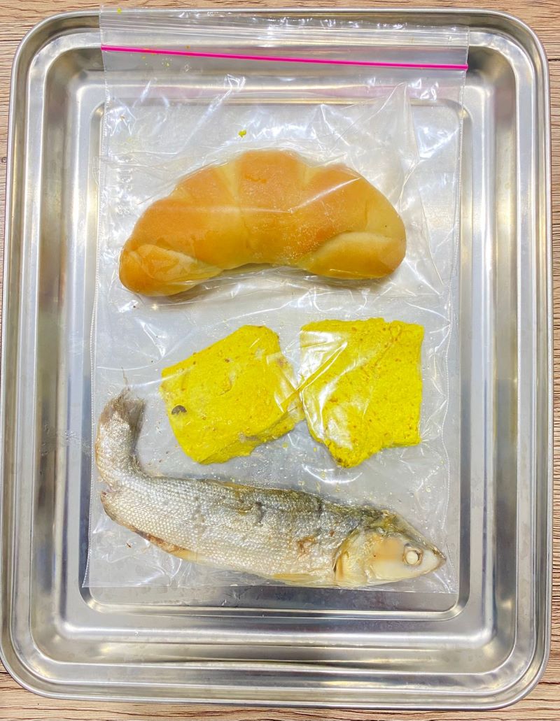 BELUM SIAP MAKAN: Menu MBG yang dikeluhkan oleh wali murid karena diberikan dalam kondisi mentah.
