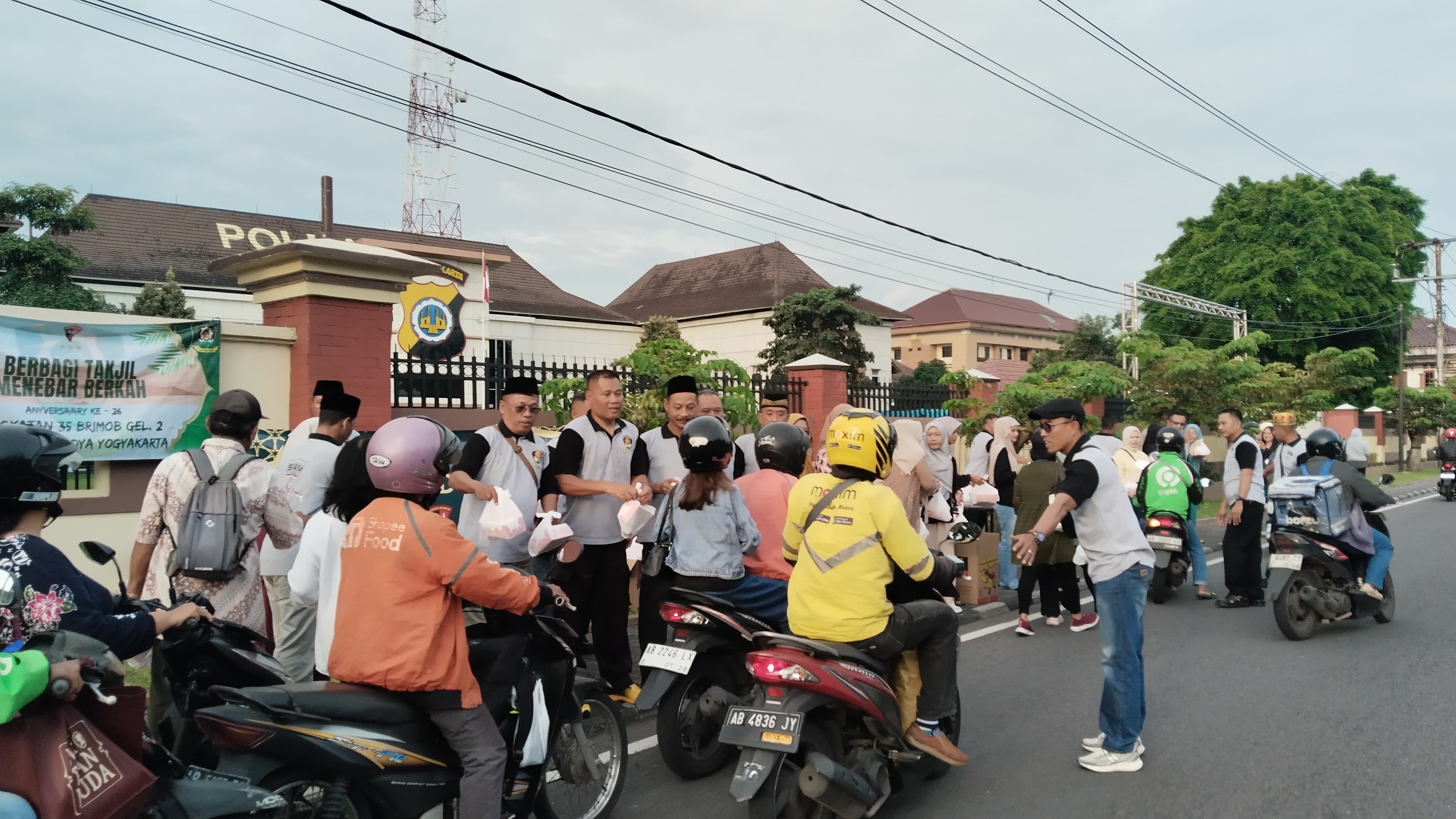 Brimob leting 35-2,  pendidikan tahun 1999-2000 di Pusdik Brimob Watukosek, Jawa Timur, berbagi takjil di depan Mapolda DIY (8/3/2026).